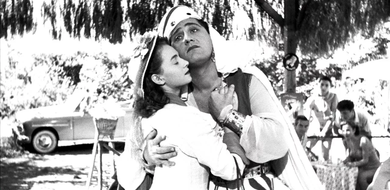 Un fotogramma dal film "Lo sceicco bianco"