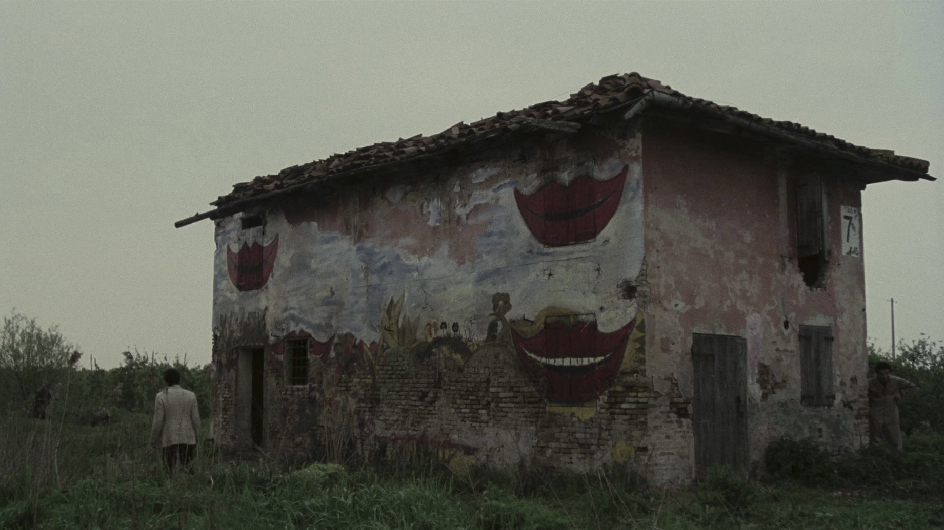 Un fotogramma dal film "La casa dalle finestre che ridono"